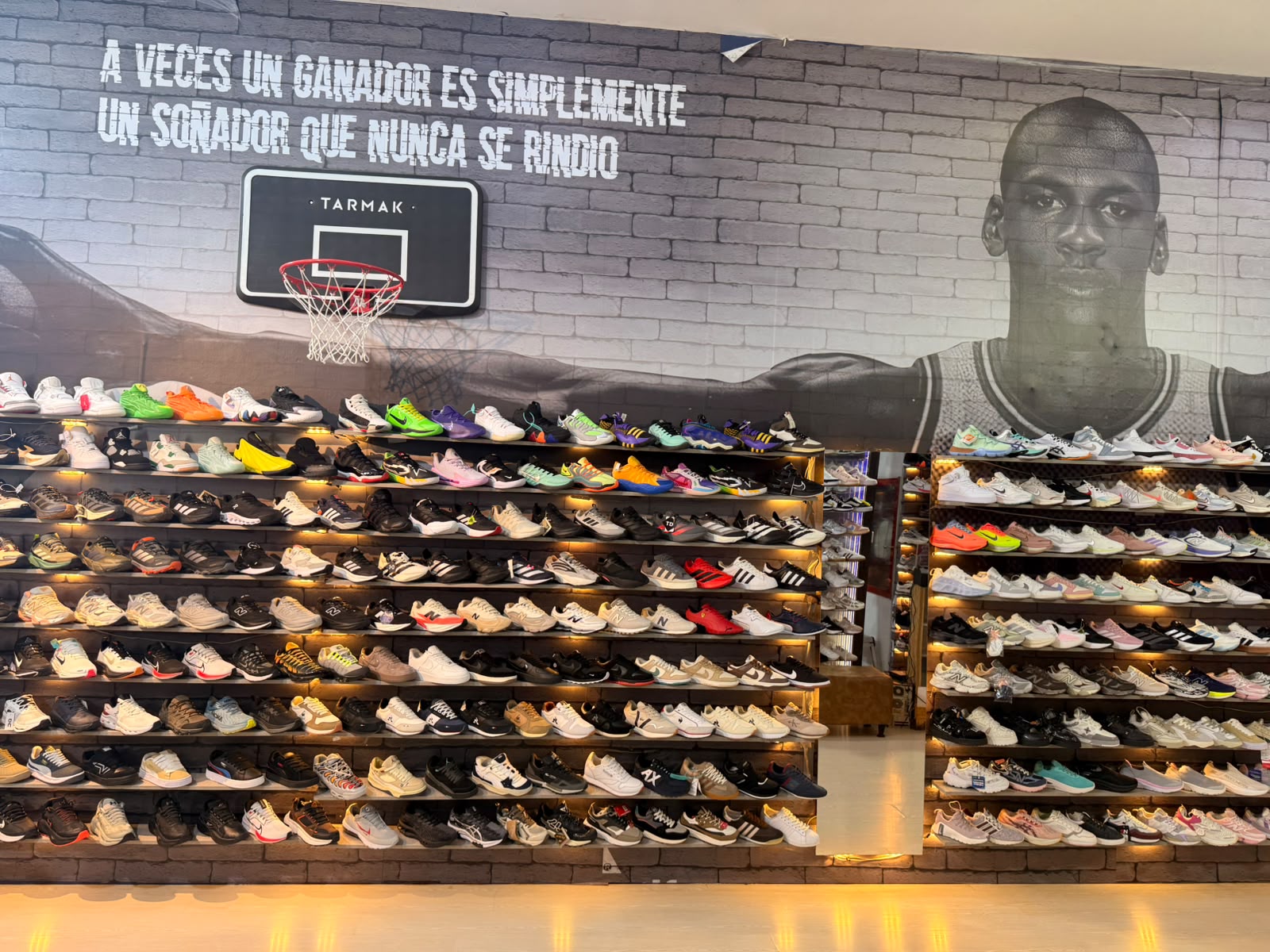 Interior de la tienda RENEW SNEAKERS®
